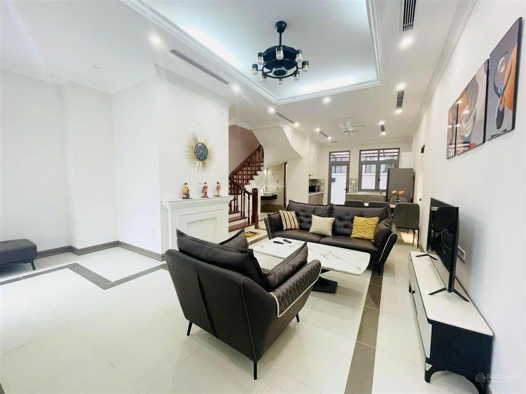 Cho thuê căn biệt thự khu nguyệt quế vinhomes long biên  thang máy  full nội thất. 96m2, 4 ngủ.