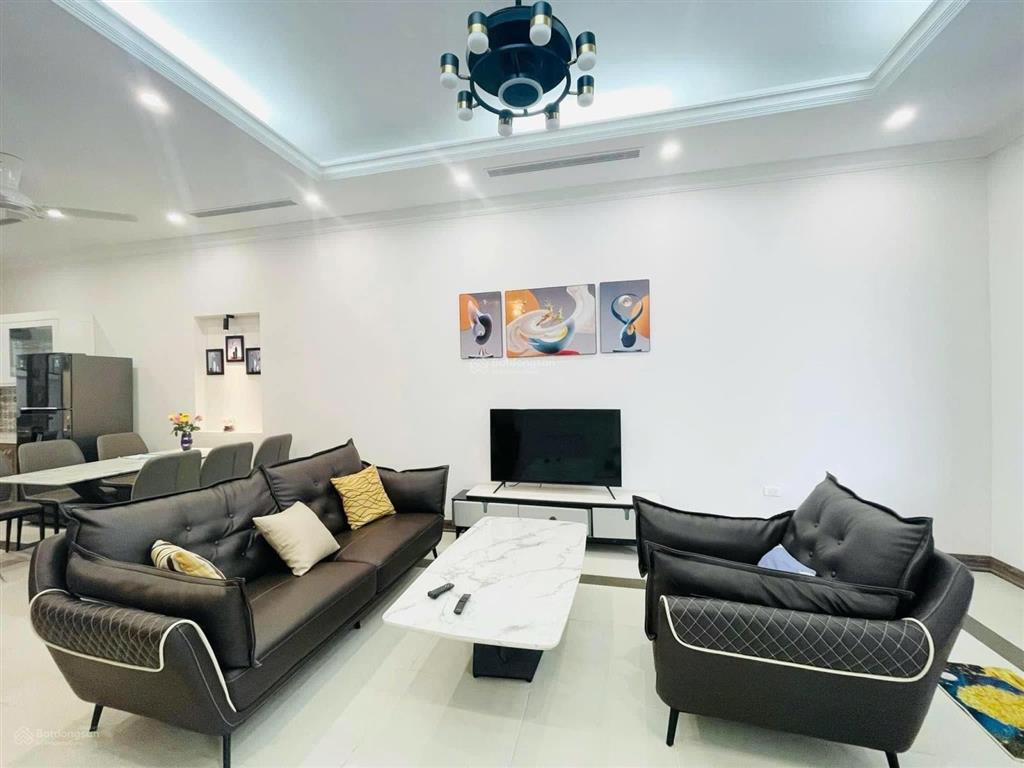 Cho thuê căn biệt thự khu nguyệt quế vinhomes long biên  thang máy  full nội thất. 96m2, 4 ngủ.