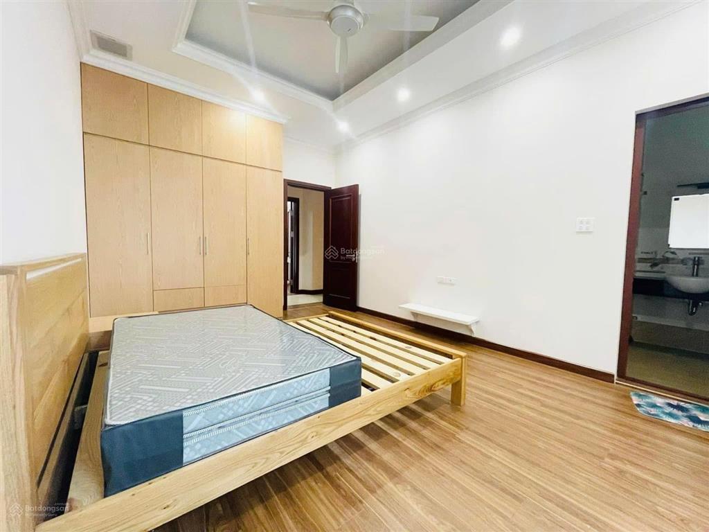 Cho thuê căn biệt thự khu nguyệt quế vinhomes long biên  thang máy  full nội thất. 96m2, 4 ngủ.
