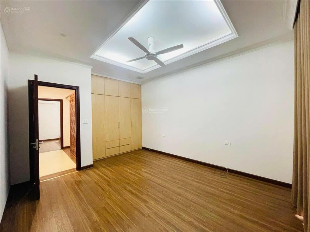 Cho thuê căn biệt thự khu nguyệt quế vinhomes long biên  thang máy  full nội thất. 96m2, 4 ngủ.