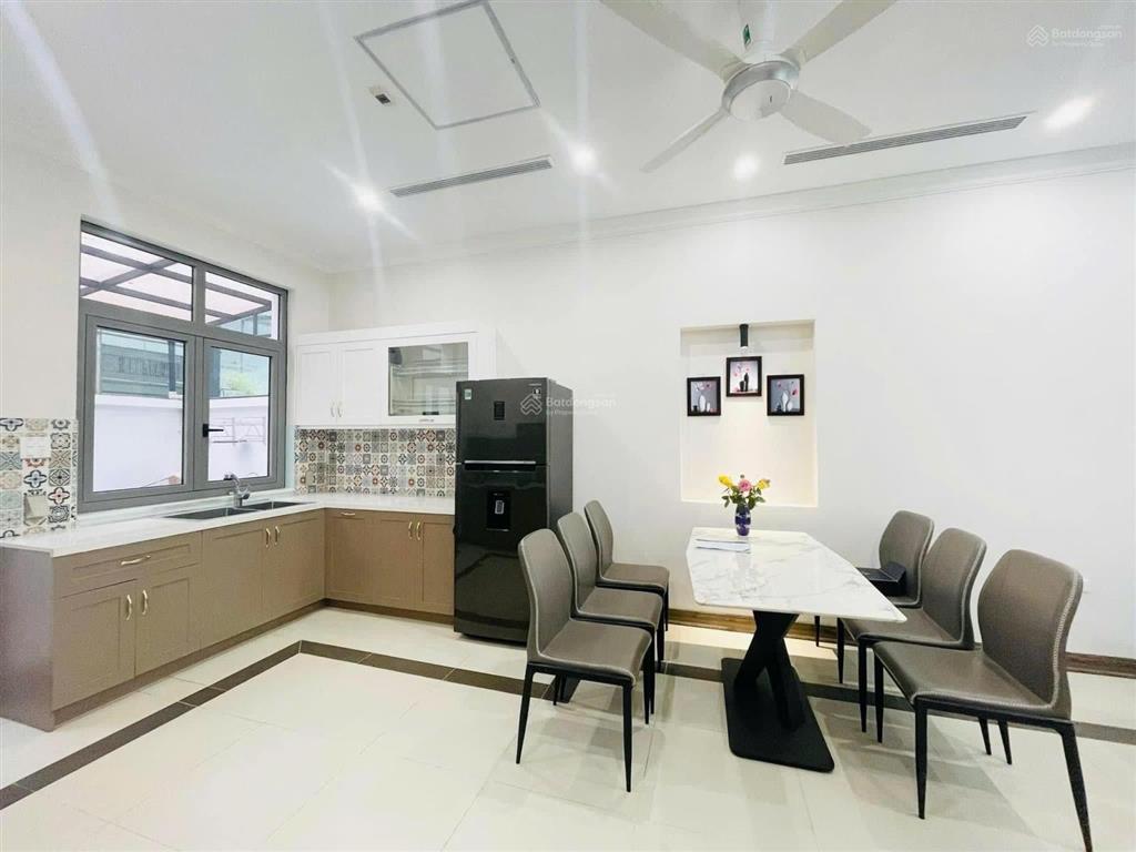 Cho thuê căn biệt thự khu nguyệt quế vinhomes long biên  thang máy  full nội thất. 96m2, 4 ngủ.