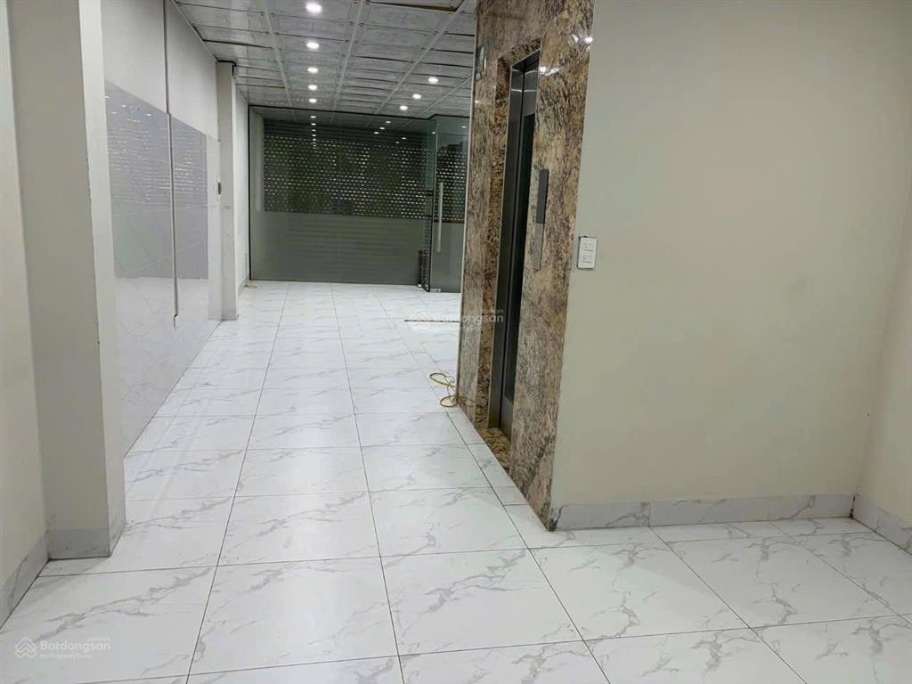 Cho thuê nhà cổ linh  vỉa hè  kinh doanh  thang máy  6 tầng. giá 30tr/th.