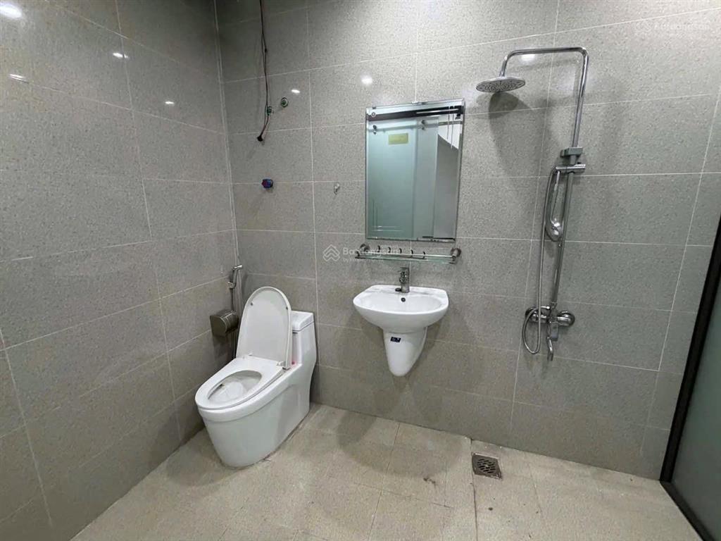 Cho thuê nhà cổ linh  vỉa hè  kinh doanh  thang máy  6 tầng. giá 30tr/th.