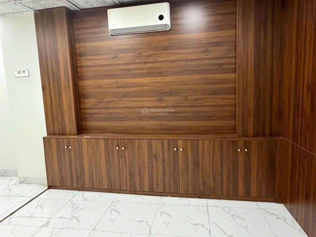 Cho thuê nhà cổ linh  vỉa hè  kinh doanh  thang máy  6 tầng. giá 30tr/th.