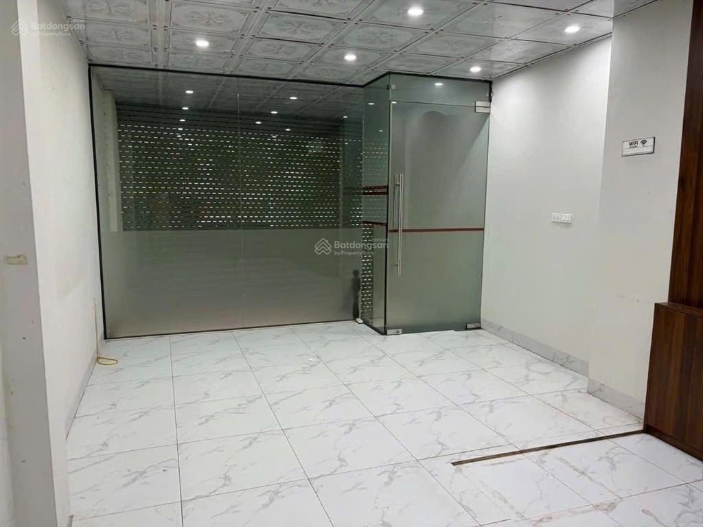 Cho thuê nhà cổ linh  vỉa hè  kinh doanh  thang máy  6 tầng. giá 30tr/th.