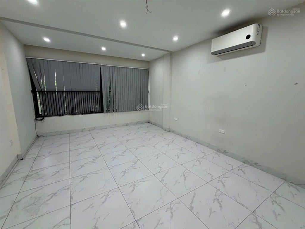 Cho thuê nhà cổ linh  vỉa hè  kinh doanh  thang máy  6 tầng. giá 30tr/th.