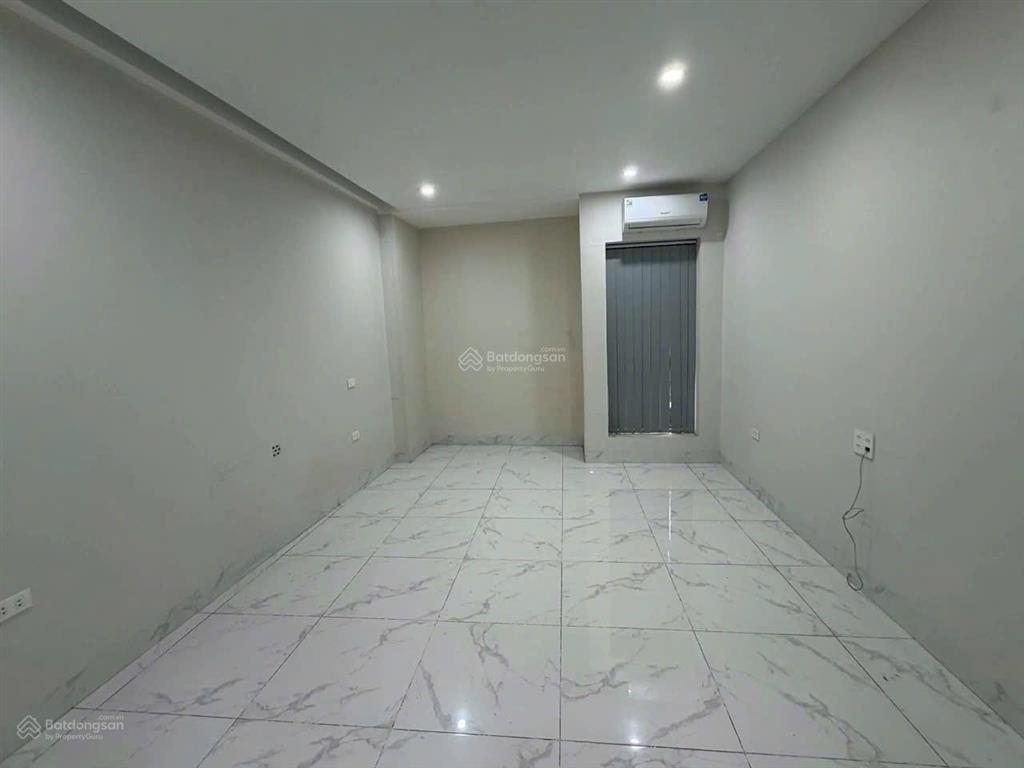 Cho thuê nhà cổ linh  vỉa hè  kinh doanh  thang máy  6 tầng. giá 30tr/th.