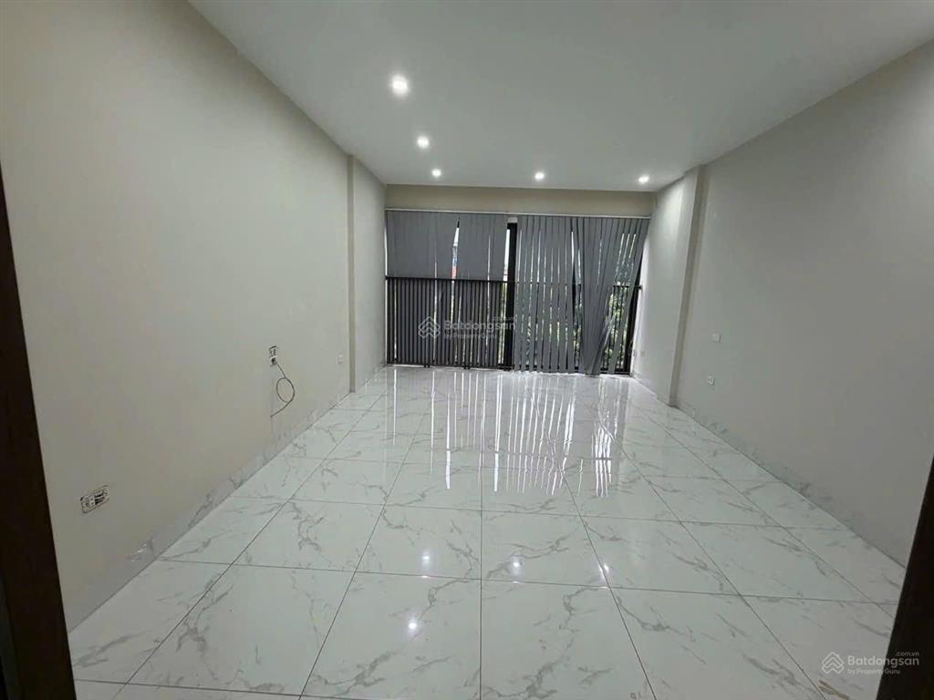 Cho thuê nhà cổ linh  vỉa hè  kinh doanh  thang máy  6 tầng. giá 30tr/th.