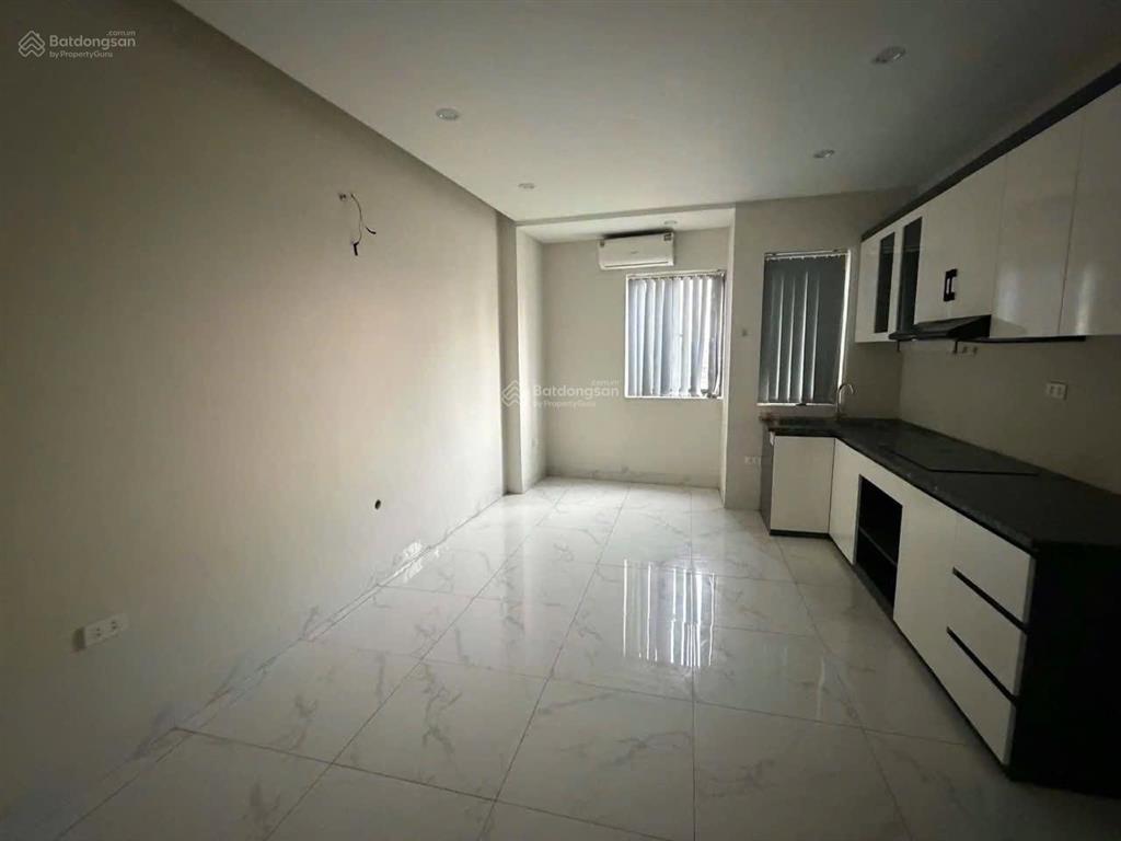 Cho thuê nhà cổ linh  vỉa hè  kinh doanh  thang máy  6 tầng. giá 30tr/th.