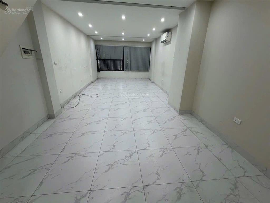 Cho thuê nhà cổ linh  vỉa hè  kinh doanh  thang máy  6 tầng. giá 30tr/th.
