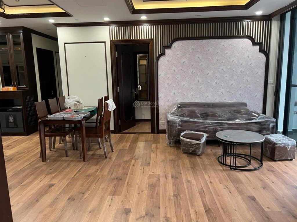 Cho thuê căn chung cư vinhomes symphony đập thông  view bể bơi, sông  full nội thất sang. 130m2