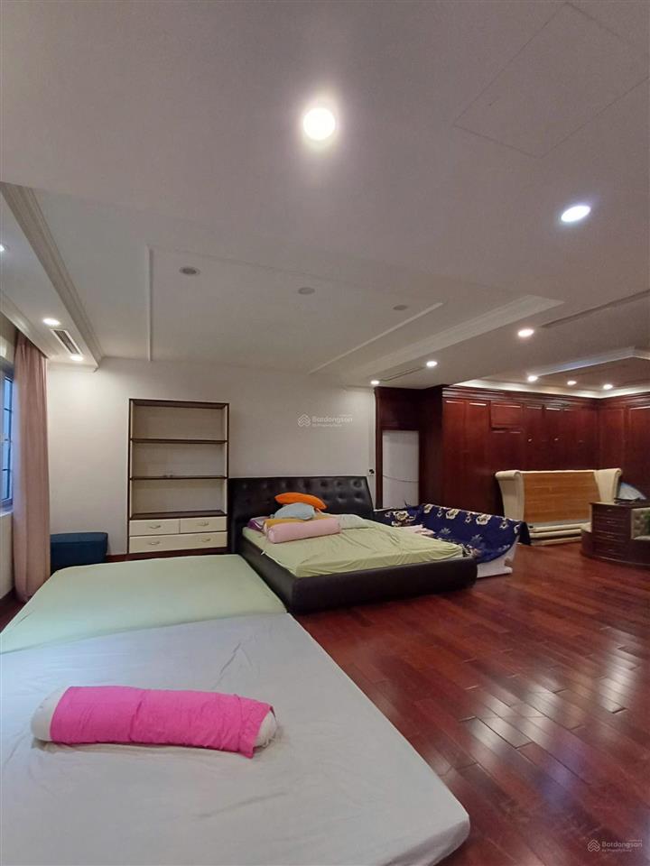 Cho thuê căn biệt thự nguyệt quế  căn góc  thang máy  bể bơi 4 mùa. 360m2, mt20m. giá thuê80tr