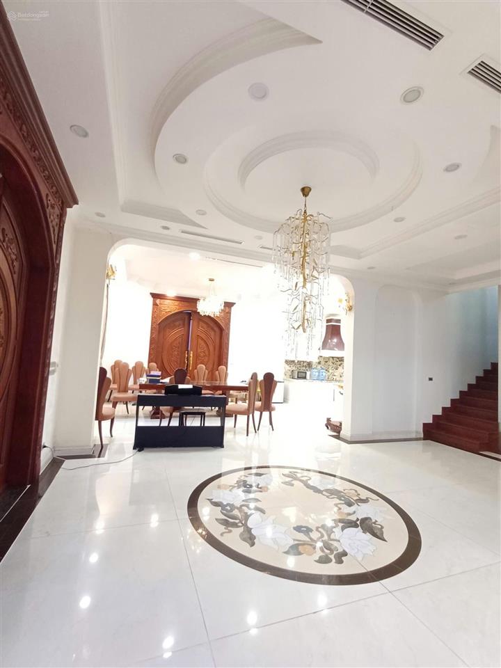 Cho thuê căn biệt thự nguyệt quế  căn góc  thang máy  bể bơi 4 mùa. 360m2, mt20m. giá thuê80tr