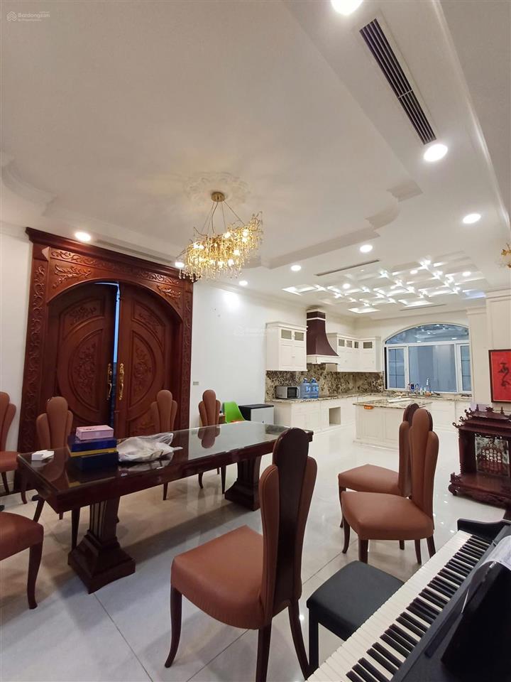 Cho thuê căn biệt thự nguyệt quế  căn góc  thang máy  bể bơi 4 mùa. 360m2, mt20m. giá thuê80tr