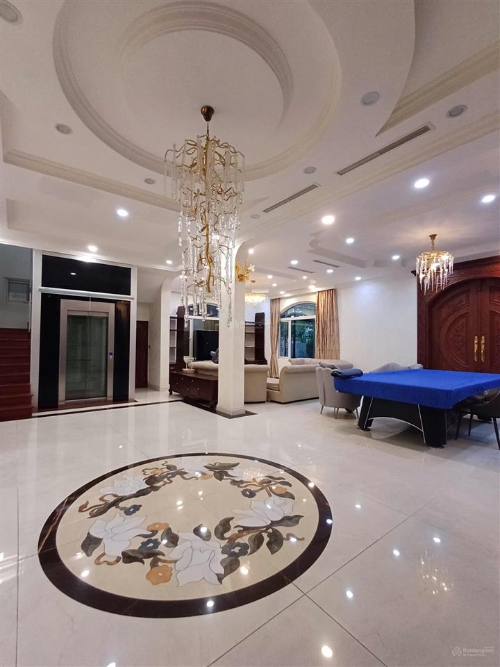 Cho thuê căn biệt thự nguyệt quế  căn góc  thang máy  bể bơi 4 mùa. 360m2, mt20m. giá thuê80tr