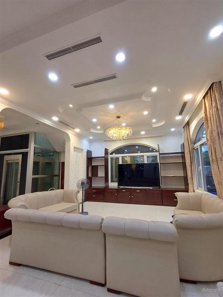 Cho thuê căn biệt thự nguyệt quế  căn góc  thang máy  bể bơi 4 mùa. 360m2, mt20m. giá thuê80tr