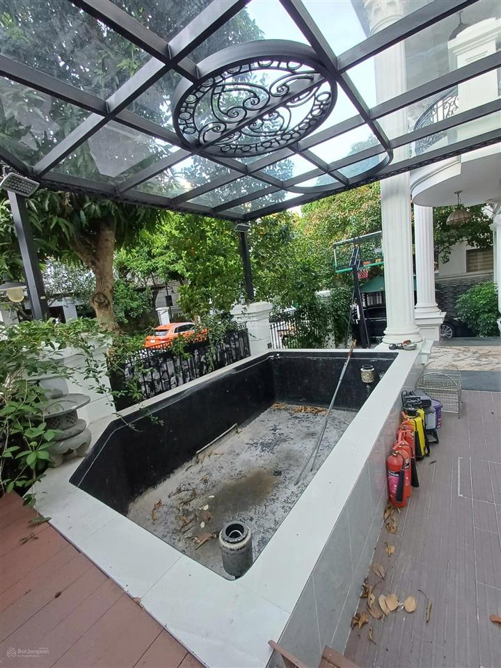 Cho thuê căn biệt thự nguyệt quế  căn góc  thang máy  bể bơi 4 mùa. 360m2, mt20m. giá thuê80tr