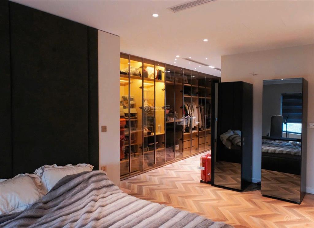 Chung cư jadin đập thông toà g1  full nội thất  giá cực tốt . 178m2, 3 ngủ, 3 vs  view hồ.