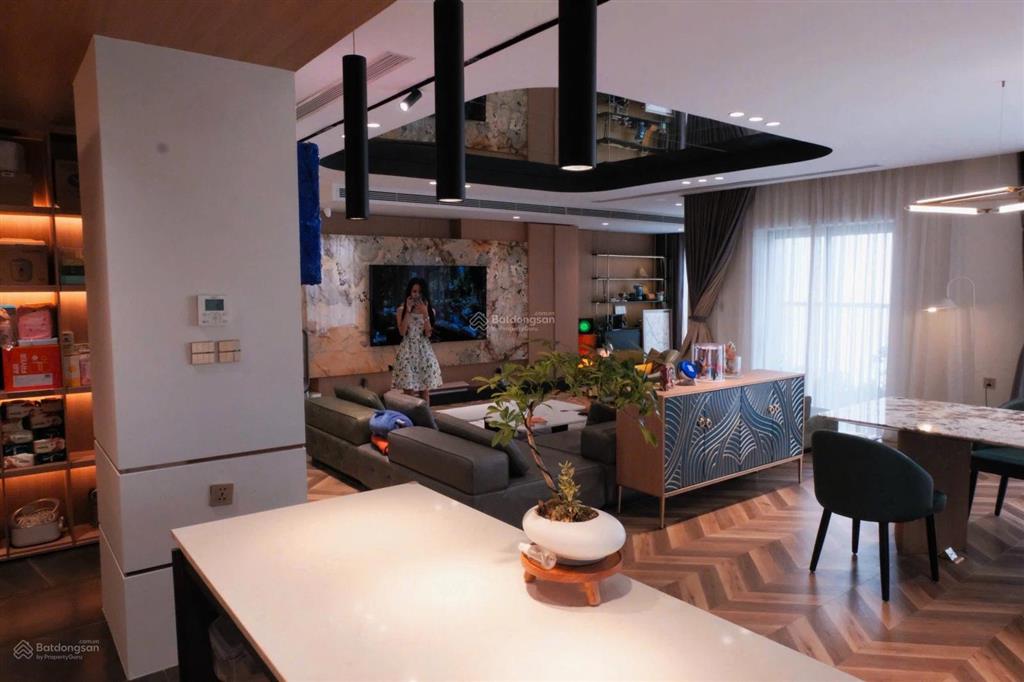Chung cư jadin đập thông toà g1  full nội thất  giá cực tốt . 178m2, 3 ngủ, 3 vs  view hồ.