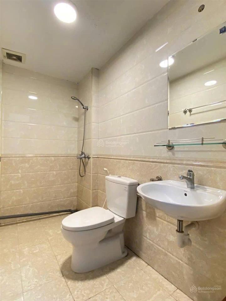 Cho thuê phòng ngay mặt phố  nội thất cơ bản  kinh doanh. 90m2, 1 phòng rộng.