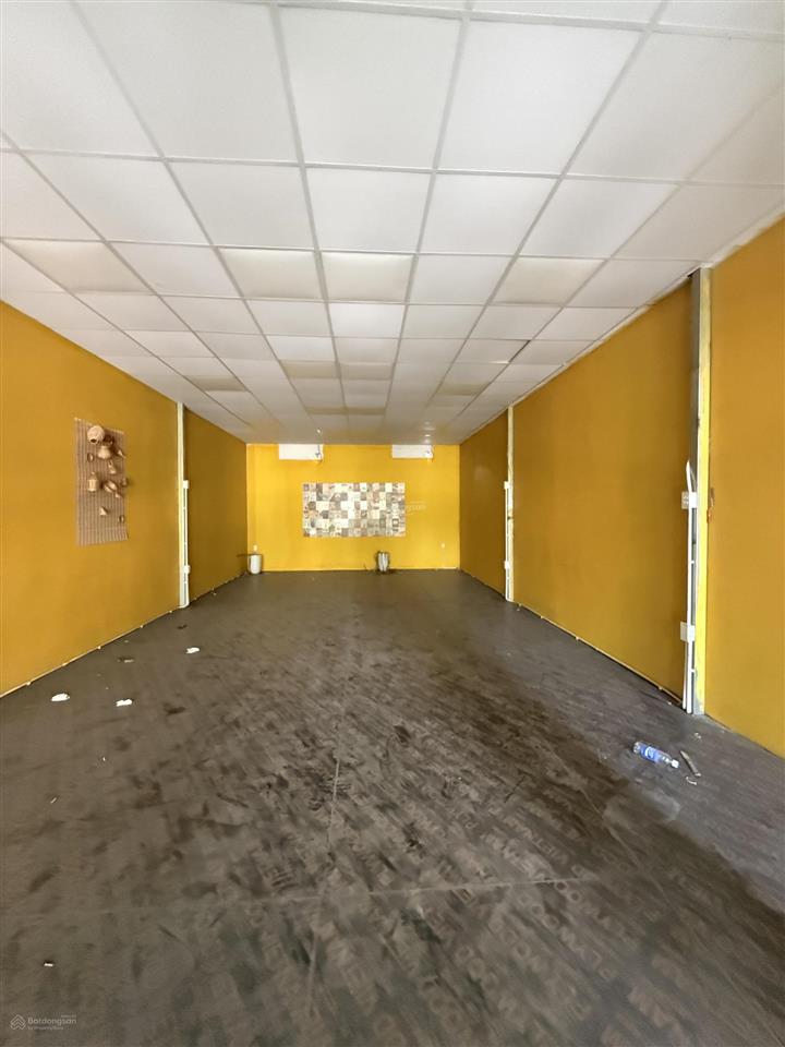 Cho thuê phòng ngay mặt phố  nội thất cơ bản  kinh doanh. 90m2, 1 phòng rộng.