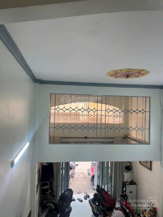 Bán nhà ngay bến xe q8, dt 4m x 11m, 3 tầng, hẻm xe hơi, nhỉnh 5 tỷ hơn. hot