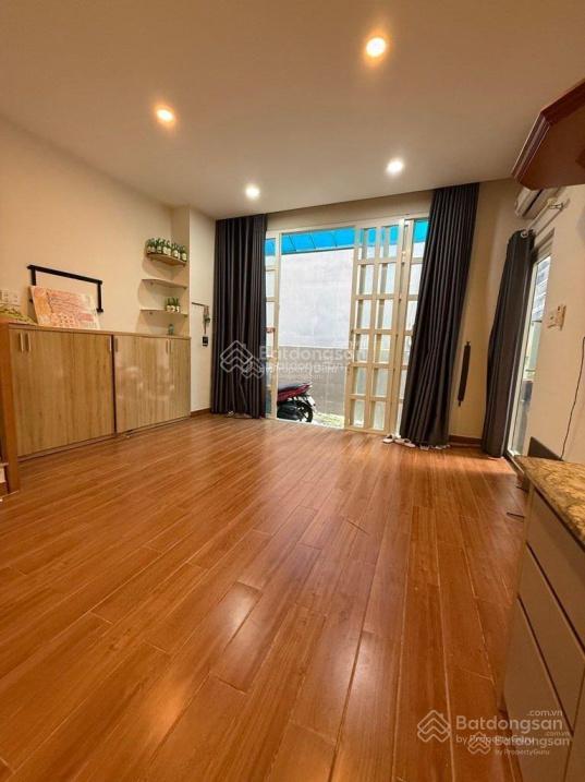 Bán nhà ngay bến xe q8, dt 4m x 11m, 3 tầng, hẻm xe hơi, nhỉnh 5 tỷ hơn. hot