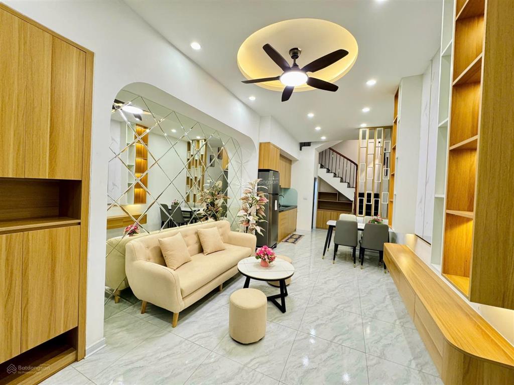 Cho thuê nhà phố đường láng , đống đa  mới tinh  full đồ  xách vali ở ngay an ninh tốt