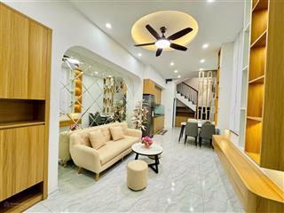 Cho thuê nhà phố đường láng , đống đa  mới tinh  full đồ  xách vali ở ngay an ninh tốt