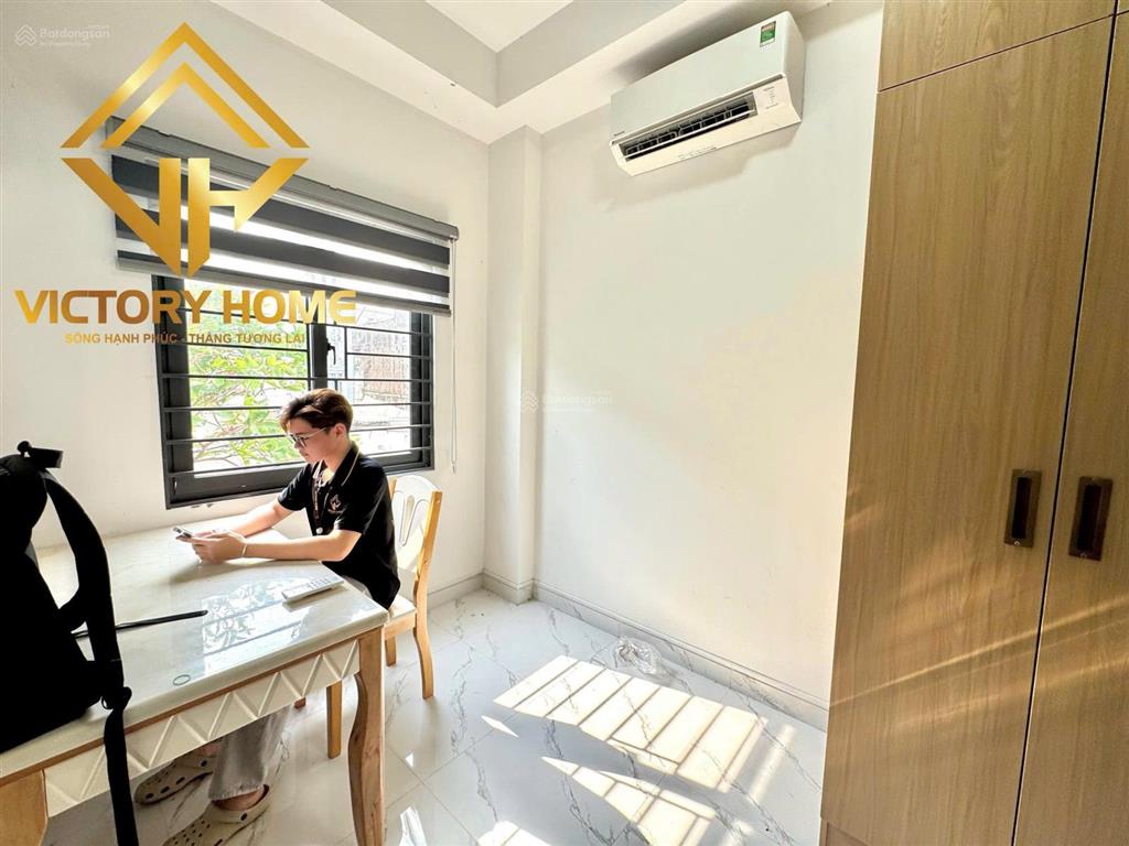 Toà nhà bảo vệ  lễ tân  hầm xe an ninh sạch sẽ  cửa vân tay ngay đh hutech, gtvt, vlu