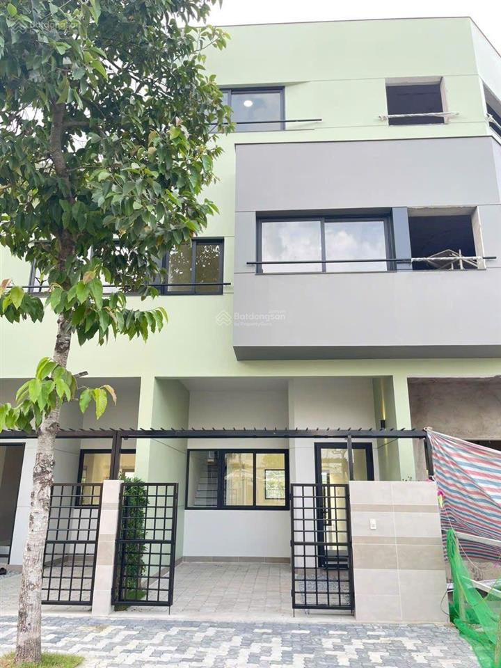 Nhà phố 3 tầng có gara ôtô khu compound rất an ninh, nhà mới xây và có sổ hoàn công rồi