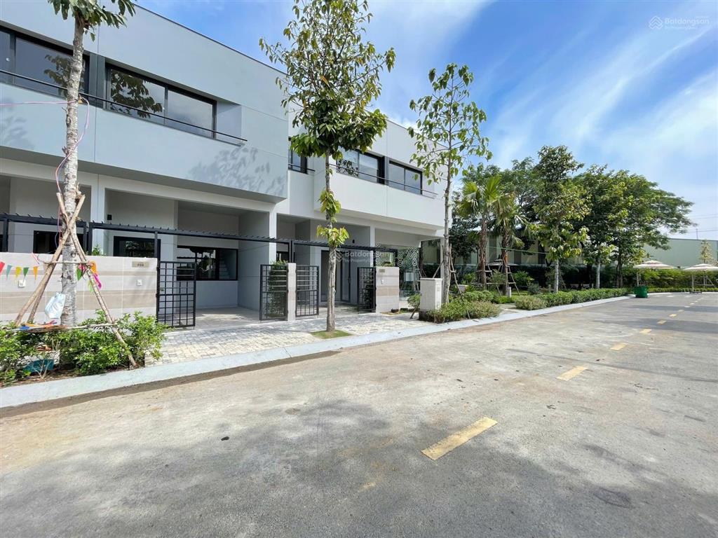 Nhà phố 3 tầng có gara ôtô khu compound rất an ninh, nhà mới xây và có sổ hoàn công rồi