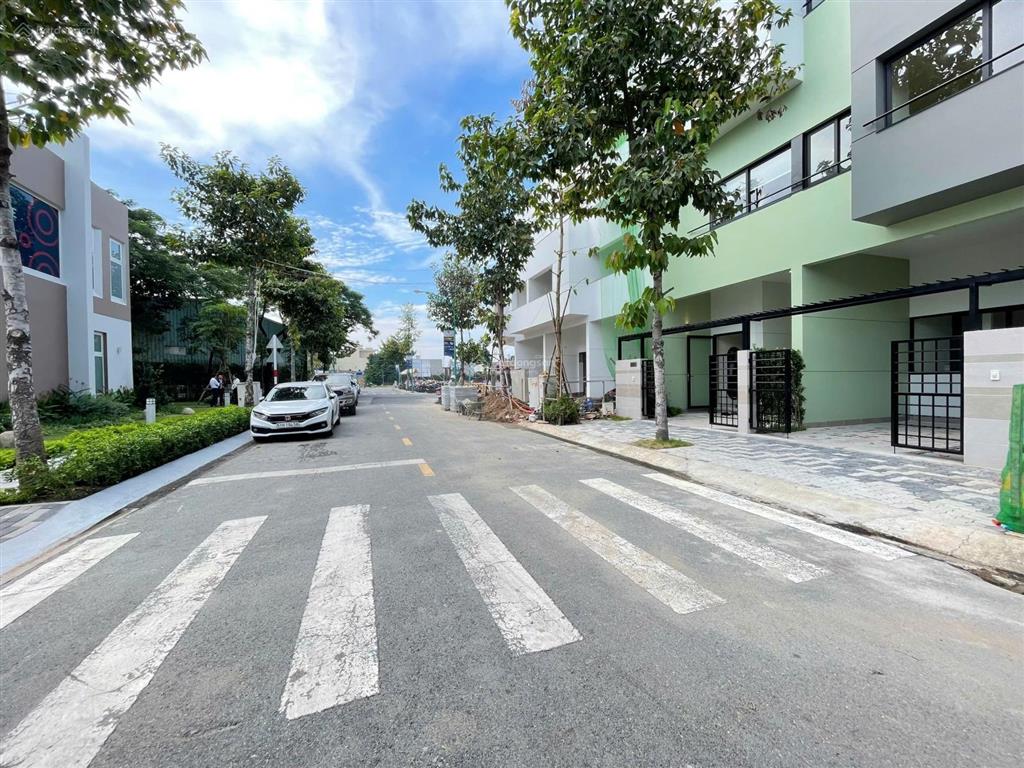 Nhà phố 3 tầng có gara ôtô khu compound rất an ninh, nhà mới xây và có sổ hoàn công rồi