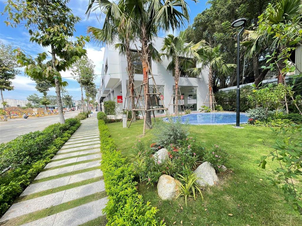 Nhà phố 3 tầng có gara ôtô khu compound rất an ninh, nhà mới xây và có sổ hoàn công rồi