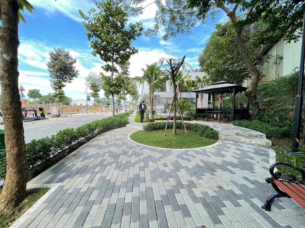 Nhà phố 3 tầng có gara ôtô khu compound rất an ninh, nhà mới xây và có sổ hoàn công rồi