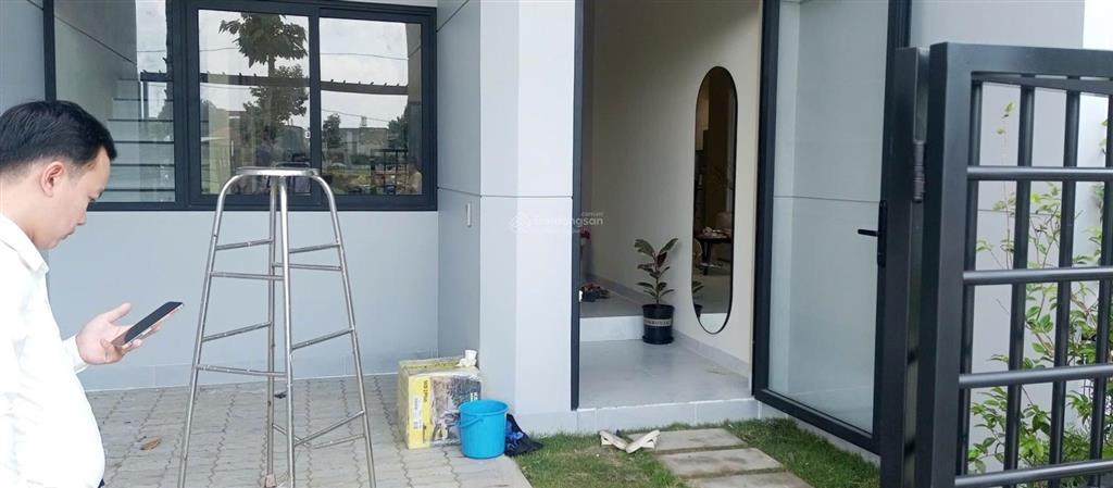 Nhà phố 3 tầng có gara ôtô khu compound rất an ninh, nhà mới xây và có sổ hoàn công rồi