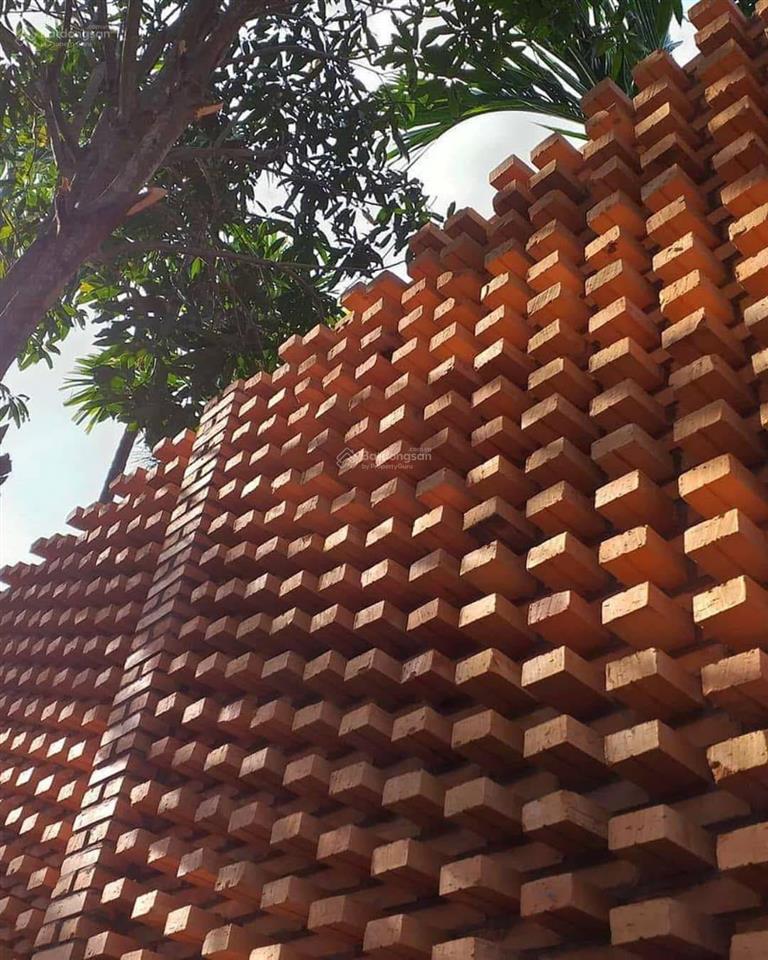 Đất đẹp, tường bao đẹp, bên cạnh hồ có view đẹp mát, đi bộ ra biển, dựng nhà gỗ rất hợp ở hoặc cafe