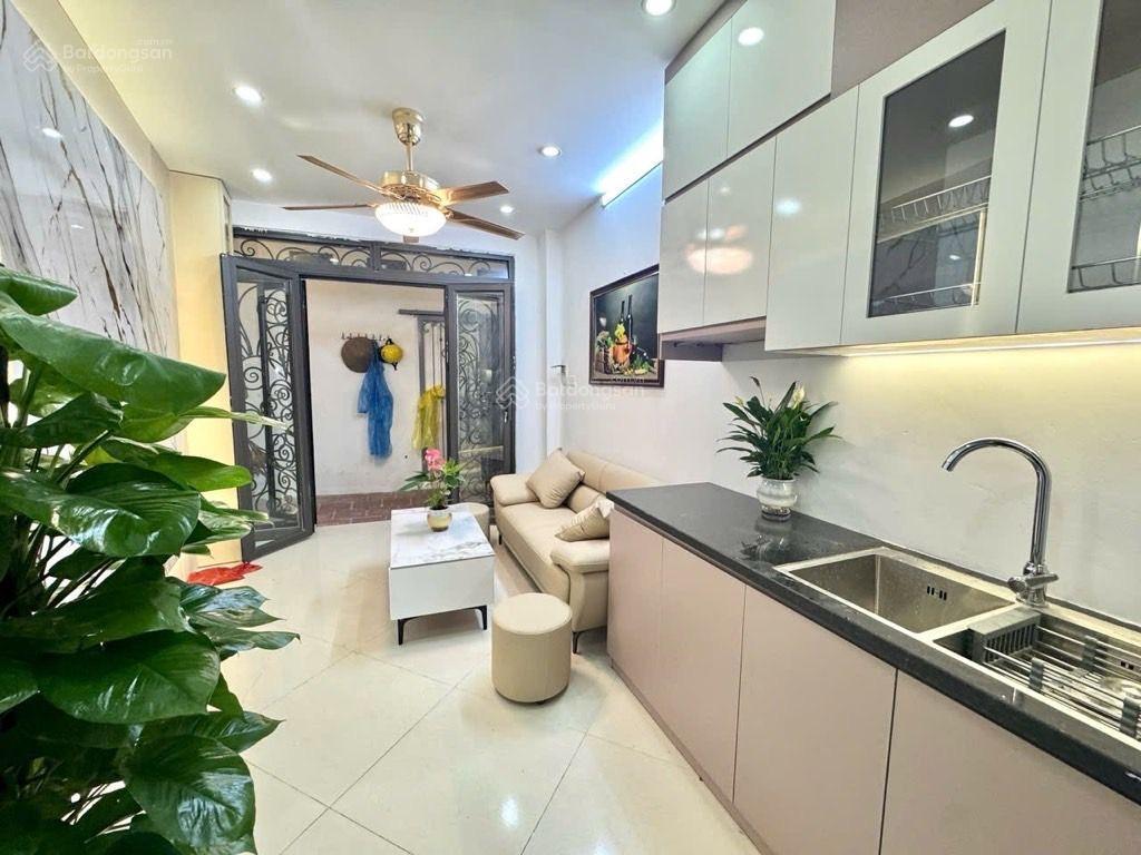 Chị mai cần bán gấp nhà riêng 20m2, nhỉnh 2tỷ. trung tâm hm, full nội thất