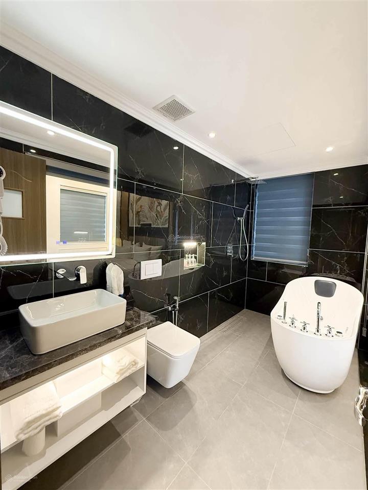 Bán tòa khách sạn 8 tầng 110m2, trung tâm phố hoàng như tiếp, đối diện bv tâm anh, chỉ hơn 30 tỷ.