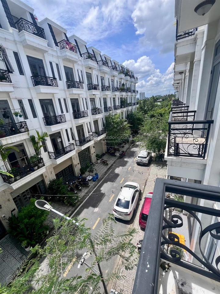 Nhà phố hẻm 8m tl44, q12, dt 60m2 , khu dân cư trí thức, full nội thất, có thang máy, vào ở ngay