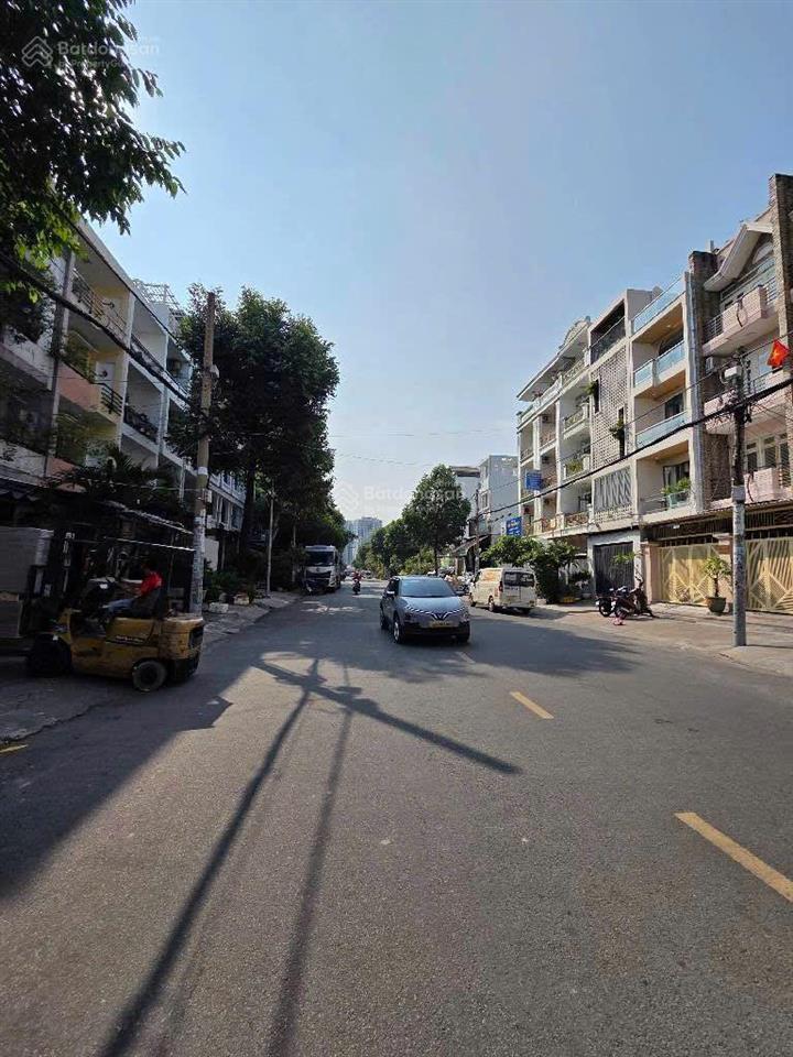 Nhà mặt phố đường 20m lề 5m phường bình phú q6, vị trí trung tâm 4*20 đẹp