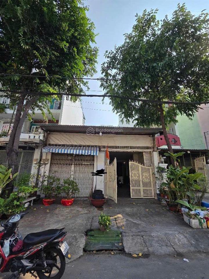 Nhà mặt phố đường 20m lề 5m phường bình phú q6, vị trí trung tâm 4*20 đẹp