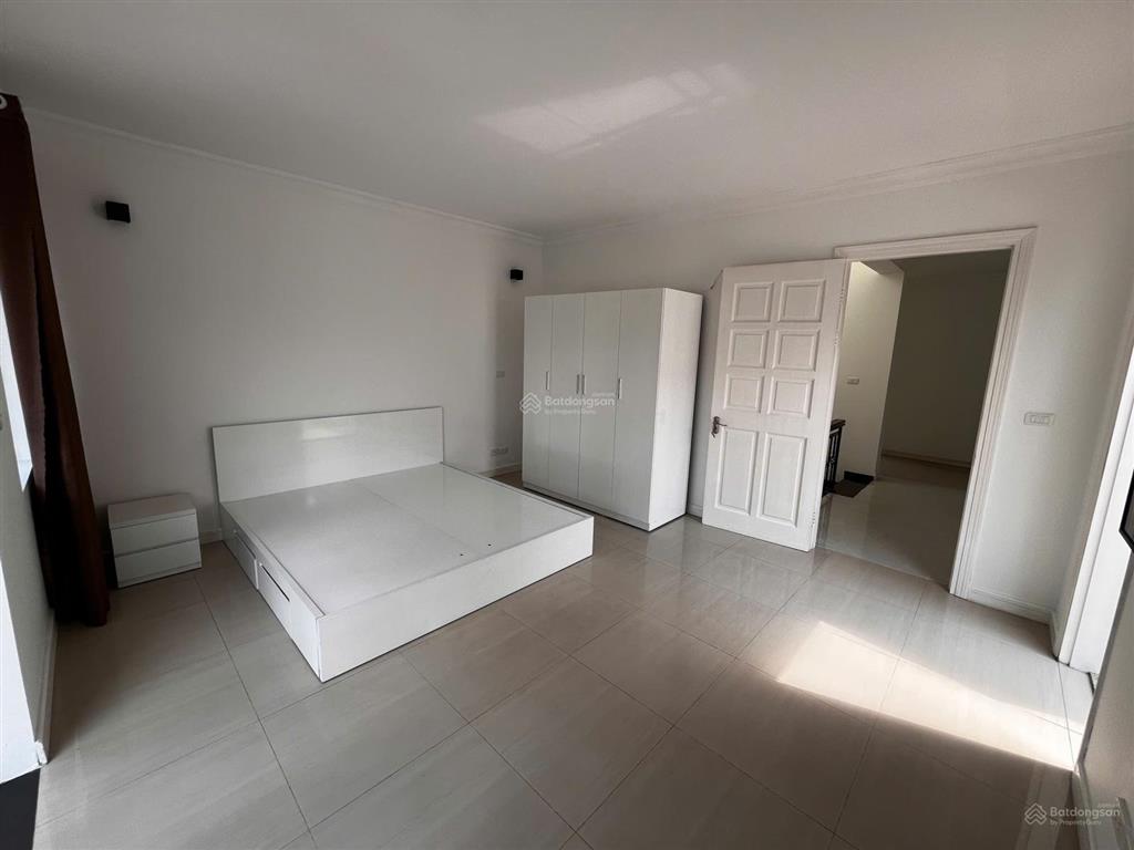 Cho thuê căn biệt thự kđt ciputra, 180m, 3 tầng, 5 ngủ, full nội thất, giá 42tr.  0826 218 ***