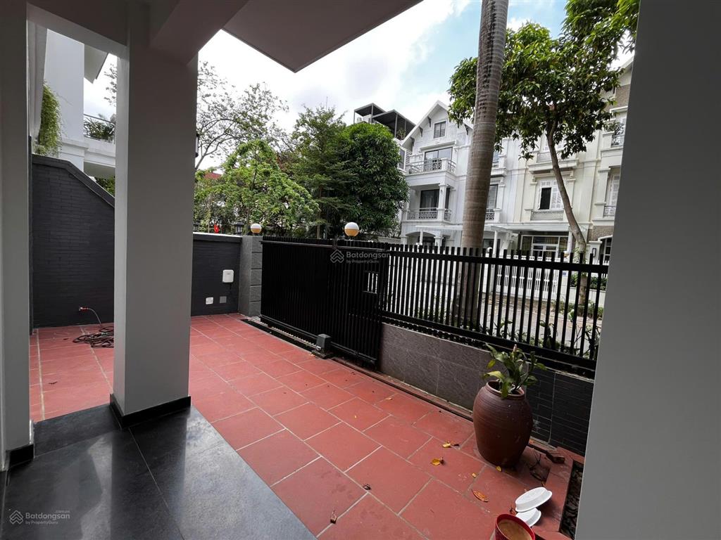 Cho thuê căn biệt thự kđt ciputra, 180m, 3 tầng, 5 ngủ, full nội thất, giá 42tr.  0826 218 ***