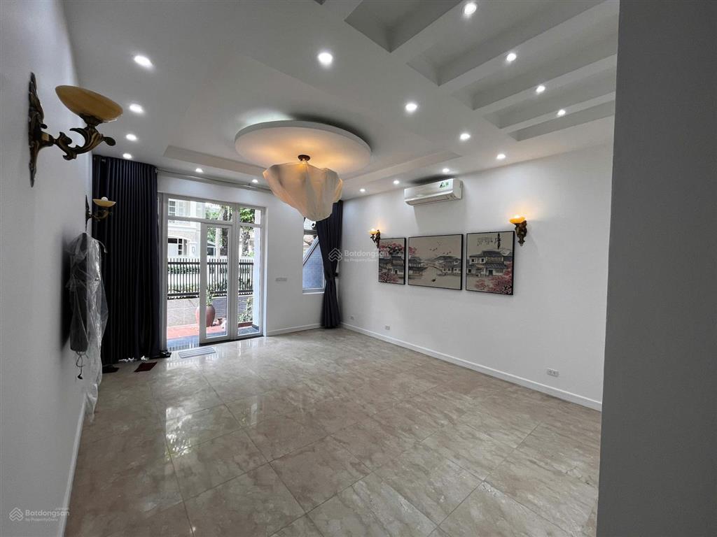 Cho thuê căn biệt thự kđt ciputra, 180m, 3 tầng, 5 ngủ, full nội thất, giá 42tr.  0826 218 ***
