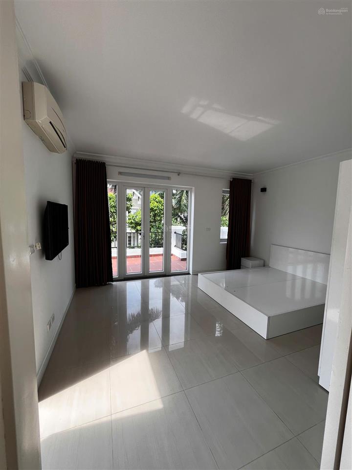 Cho thuê căn biệt thự kđt ciputra, 180m, 3 tầng, 5 ngủ, full nội thất, giá 42tr.  0826 218 ***