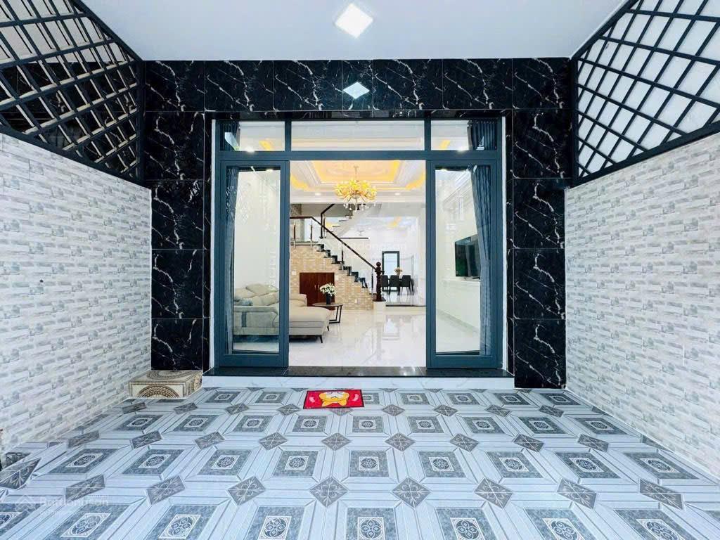 Bán nhà đẹp mới 100%  giá 7,95tỷ  4 tầng  dt 5x16  mặt tiền đường 8m  huỳnh tấn phát  nhà bè