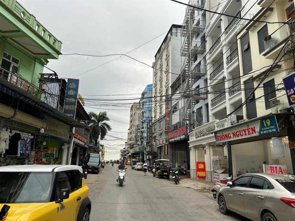Bán gấp 5 tầng khách sạn hai mặt tiền  giá 19,5 tỷ  27 phòng  thang máy  gần biển sầm sơn