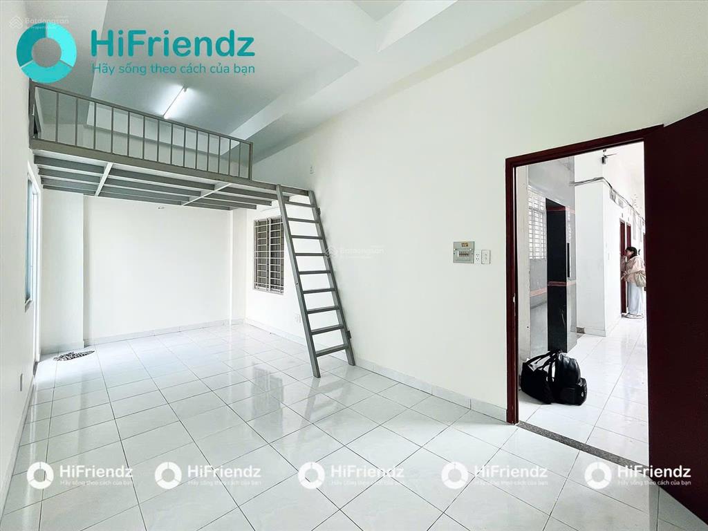 Phòng trọ ban công rộng 40m² gần etown cộng hoà  nhà thang máy