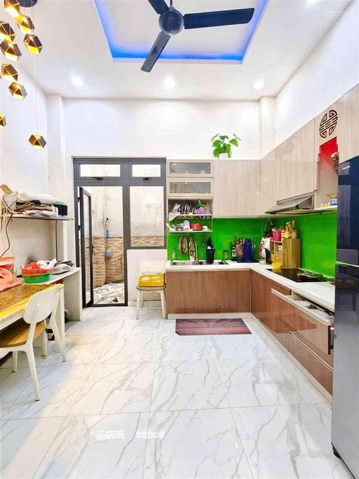 Giảm mạnh 800 triệu chỉ còn 10.5 tỷ nhà tô hiệu đối diện công viên dt 4x15m 5 tầng hẻm 8 m